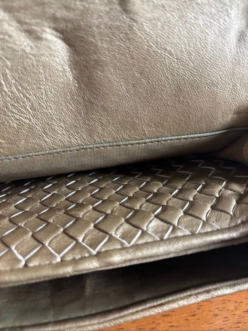Small gold Crossbody purse - Picture 5 of 6